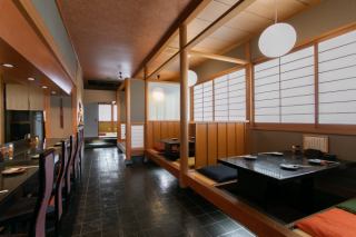 There are 2 seats for 4 people and 6 seats.The table seats in the semi-private room have horigotatsu, so you can relax slowly (^o^)