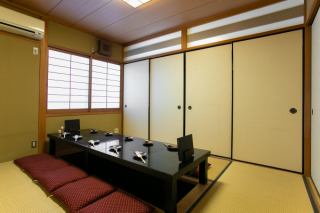 This room can accommodate 8 to 10 people.By connecting, it is possible to accommodate up to 30 people (^ o ^)