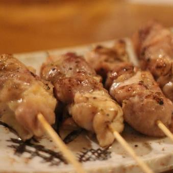 大山鶏を使用し、お店で丁寧に串打ちした絶品串焼きが名物!