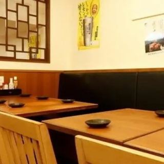 【テーブル席:2名様×2卓】和モダンな空間で、デートやご友人との食事会を◎気軽にお食事を楽しむのに最適なテーブル席。適度な距離感でお食事を楽しめるため、大切な方とのデートや、ご友人との語らいにぴったり。落ち着いた雰囲気の当店で、ゆったりとした特別なひとときをどうぞ。