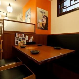 【テーブル席:4名様×8卓】広々とした空間で、大人数の飲み会もゆったり対応!少人数での日常使いはもちろん、テーブルを繋げることで中規模から大規模な宴会にも柔軟に対応いたします。仕事帰りのサク飲みや、友人同士の賑やかな集まりに、美味しいお料理やドリンクとともにお楽しみください。