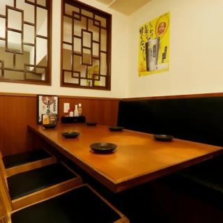 【テーブル席:6名様×2卓】グループ宴会・合コン・ご家族での団らんに最適!6名様掛けのゆったりとしたテーブルを2卓ご用意。少人数の飲み会はもちろん、2卓繋げての中規模なグループ宴会や合コン、ご家族での夕食にも最適です。広めのスペースで、周りを気にせず盛り上がりたい夜にぜひ。