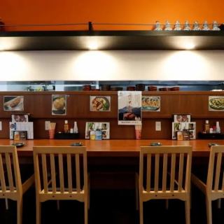 【カウンター席:1名様×6席】サク飲みや大人なデートに◎仕事帰りの一杯や、気ままな一人飲みに最適なカウンター席を6席完備。落ち着いた雰囲気の中で、スタッフとの会話や調理の活気を楽しみながらお過ごしいただけます。隠れ家的な特等席で、肩肘張らない至福のひとときをお過ごしください。