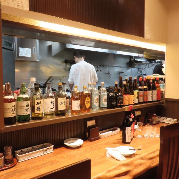 木の温もりが心地よい店内で、絶品中華と豊富なお酒を気軽に楽しめます。お仕事帰りにサクッと一杯、カウンターでしっぽり飲むも良し、同僚とテーブルでワイワイも良し。ボリューム満点の一品料理と共に、1日の疲れを癒してください。