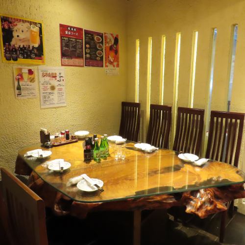 広々としたテーブル席は、グループ利用やご家族でのお食事にぴったり。人数に合わせてテーブルの組み合わせも自由に変更可能です。明るく開放感のある空間で、気軽に本格中華を楽しめます！