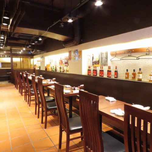 温かみある木目調の店内で貸切も可能。最大60名様までご利用いただけ、人数に合わせたレイアウト変更も対応可能です。会社宴会、打ち上げ、歓迎会など幅広いシーンでご利用いただけます。コースは3種類ご用意しています。