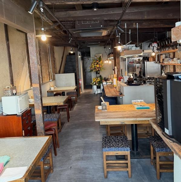 落ち着きのある古民家風の空間で、活気あるスタッフがお客様をおもてなしします。都会の喧騒を忘れさせる雰囲気の中、美味しい料理と共に心地よい時間をお過ごしいただけます。お洒落な店内は、仕事帰りのリラックスしたひとときや、友人との楽しい集まりに最適です。居心地良い空間で、特別なひとときをお楽しみください。