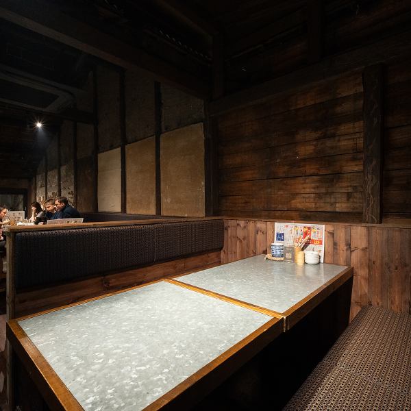 カウンター席とテーブル席を完備しており、最大50名様までの貸切も可能です。一人で気軽に過ごすカウンター席から、女子会や大宴会にぴったりなテーブル席まで多彩にご用意。プライベートな空間で、親しい友人や大切な方々と心温まる食事をお楽しみいただけます。ご利用シーンに応じて、最適なお席をご提案いたします。