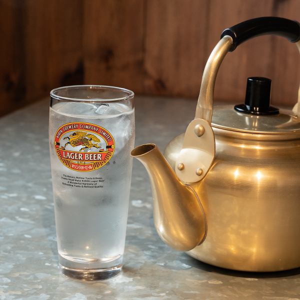 まずは名物“やかん”で乾杯◆圧倒的なコスパを誇るお店の“顔”