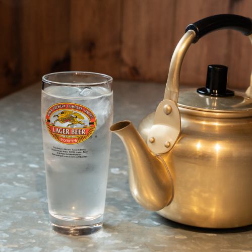 まずは名物“やかん”で乾杯◆圧倒的なコスパを誇るお店の“顔”