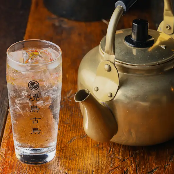 まずは名物“やかん”で乾杯◆圧倒的なコスパを誇るお店の“顔”