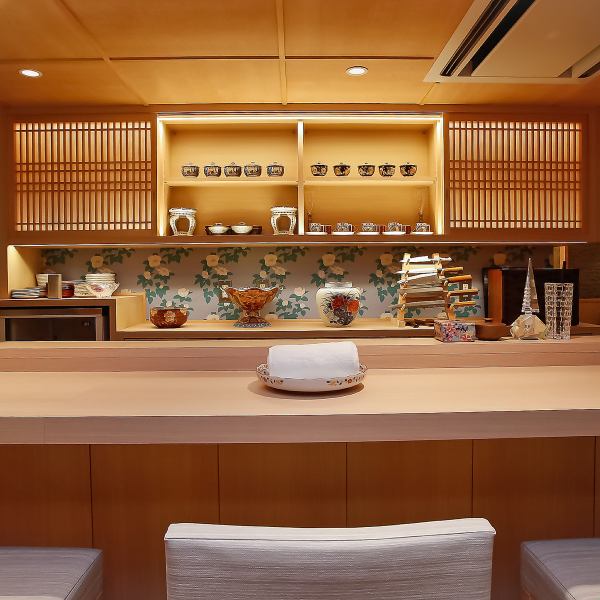 [櫃檯] 乾淨、隱密的餐廳以白色為基調，是一個有著平靜氣氛的高級日式空間。在櫃檯前最好的部分是能夠在完美的時間內為您提供食物。請一邊享受與店主的交談，一邊品嚐我們精心挑選的創意日本料理。