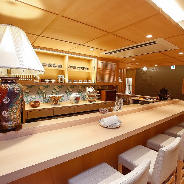 [我们对餐具很讲究☆]我们提供精心挑选的适合创意日本料理的餐具和陶罐。绝对让您着迷的不仅仅是食物，还有餐具的美丽。这家餐厅非常适合特殊场合或奖励日用餐。