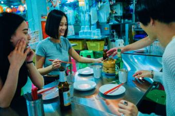 全席テーブル席。カラフルな椅子や、テーブル、食器、雑貨ももちろん全部そのままタイから持ち込みました！