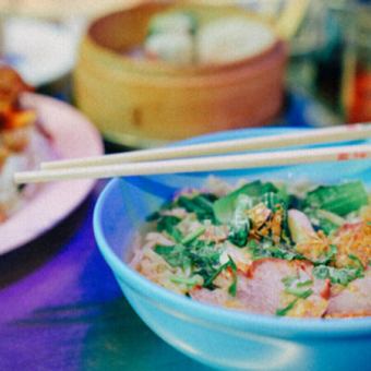 屋台料理の人気メニュー全10品 〈タイ屋台松コース〉3時間飲み放題付き　5,980円(税込)　