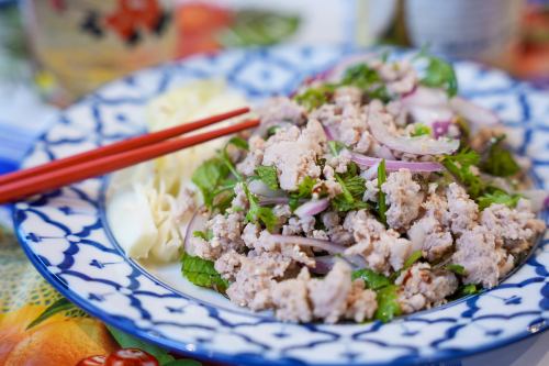 鶏挽き肉のハーブサラダ