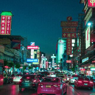 現地のタイ屋台の雰囲気をそのまま感じられる。まさに異国空間