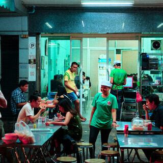 現地のタイ屋台の雰囲気をそのまま感じられる。まさに異国空間