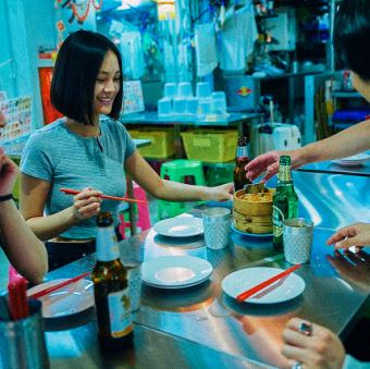 全席テーブル席。カラフルな椅子や、テーブル、食器、雑貨ももちろん全部そのままタイから持ち込みました！