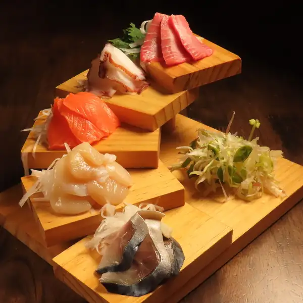 A luxurious seafood platter featuring premium bluefin tuna belly!