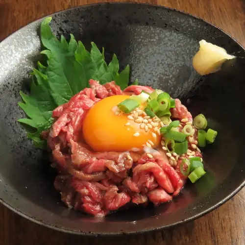 精選食材，採用精湛技藝烹調而成的精緻雞肉菜餚。