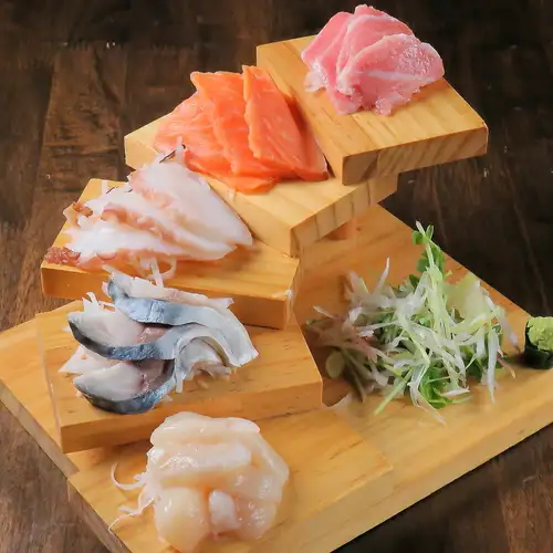 A luxurious seafood platter featuring premium bluefin tuna belly!