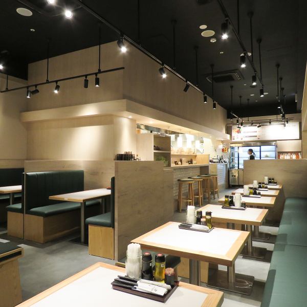 モダン調で落ち着いた雰囲気の店内は、居心地抜群のテーブル席を多数ご用意★各種宴会や女子会、仕事帰りの集まりにも最適です♪ネット予約はディナーのみ承っておりますので、ご希望の方はお早めに！ランチのご予約やお問い合わせはお電話にてお願いいたします。