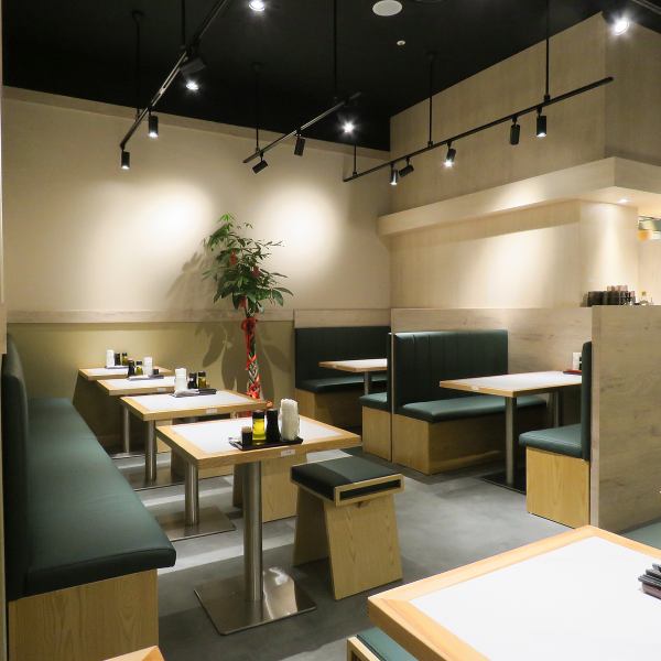 30名様から最大42名様まで貸切可能！薬膳火鍋の食べ放題と飲み放題を組み合わせた宴会プランで、特別なひとときをお過ごしください。大人数でのご利用や会社宴会に最適です。貸切をご希望の際はお電話にてお気軽にご相談ください。