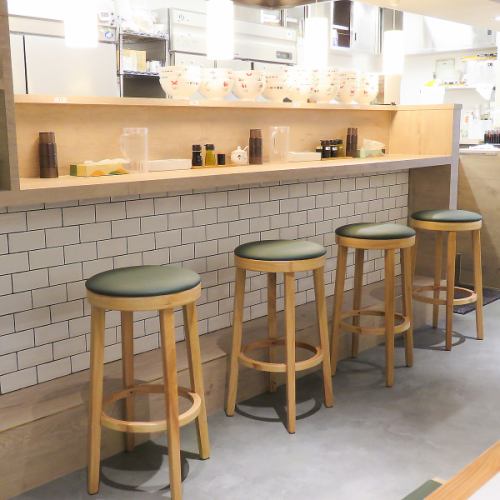 お一人からご利用なカウンター席完備★