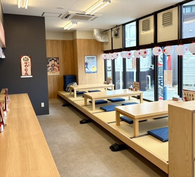 ≪店内雰囲気≫シンプルでありながら温かみのあるデザインが特徴です！木の温もりを感じる内装に赤い椅子がアクセントの広々としたお席♪大きな窓は解放感があり、お席は人数に応じてレイアウトいたします。居心地の良い空間で、楽しいひとときをお過ごしください♪