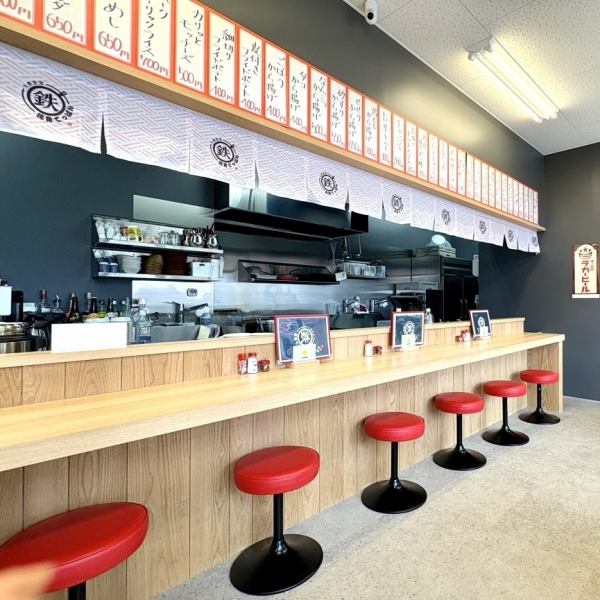 ≪店内席情報≫おひとり様でのご来店も大歓迎のカウンター席あり。お仕事帰りのサク飲みや夜ご飯にも最適！連結可能なテーブル席は、2名掛けを5卓と、6名掛けのお座敷を3卓ご用意しております♪カウンター席は目の前の鉄板で調理風景が楽しめる人気のお席！多彩なシーンで気軽にご利用ください！