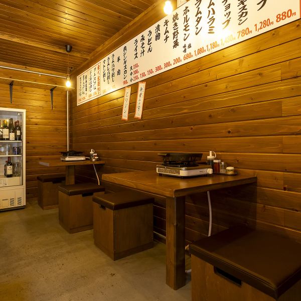 【デートや女子会に♪】当店の店内は、山小屋のような温かみ溢れる雰囲気。女性に人気のラム肉を、リラックスした気持ちで心ゆくまで楽しめます。おしゃれなインテリアの中で、特別な時間を過ごしませんか？友達や大切な人と共に、美味しい料理で素敵な思い出を作りましょう！