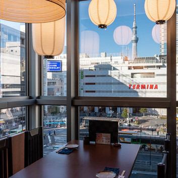 We also have seats with a panoramic view of Kinshicho Station.