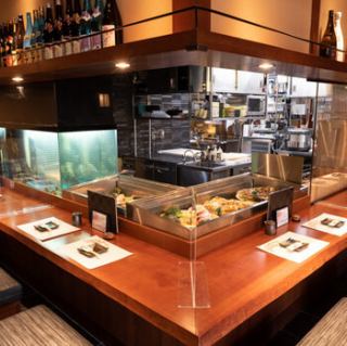 You can relax and enjoy your meal while looking at the showcase and aquarium.