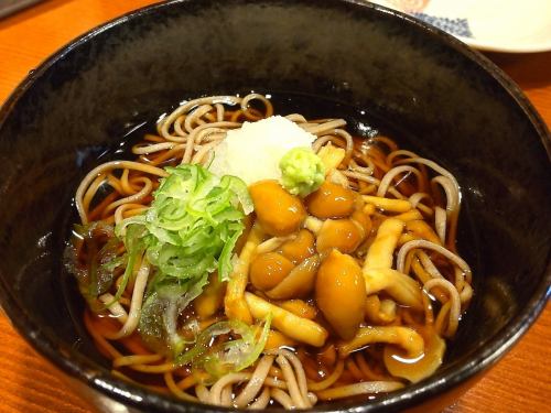 Soba noodles topped with grated daikon mushrooms