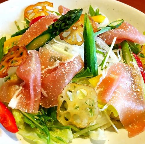 生ハムとアスパラのシーザーサラダ