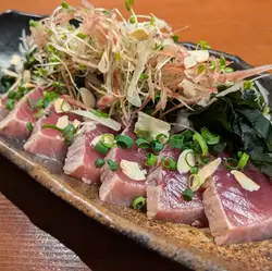 以土佐风格烹制的鲣鱼