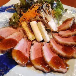 烤鸭配韭菜和蜂蜜芥末酱