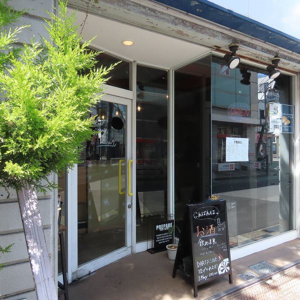 【カフェ利用も◎】ガラス張りの入口から日差しが入り込むお昼にはカフェ利用もおすすめです◎当店名物のキューバサンドをはじめ、数種類のサンドウィッチやキーマカレーなどお食事も楽しめます。ランチや女子会などのシーンでもぜひご来店ください♪