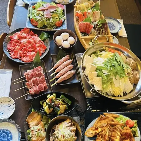 [2.5時間飲み放題付]和牛のすき焼き鍋、鮮魚刺身舟盛り、焼きとん希少部位など全9品