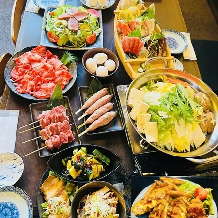 [2.5時間飲み放題付]和牛のすき焼き鍋、鮮魚刺身舟盛り、焼きとん希少部位など全9品