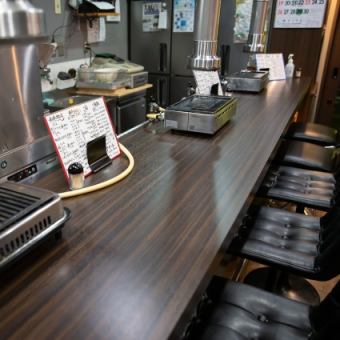 [Counter seat where you can enjoy Yakiniku by yourself] If you decide you want to eat Yakiniku, there is a comfortable counter seat for one person.Conveniently located near Miyakojima/Noenachidai Station.