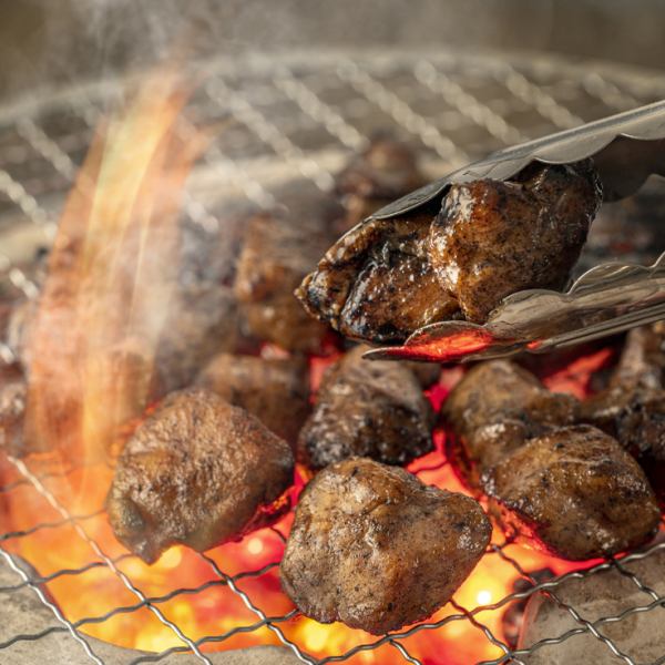 名物！名古屋コーチンの炭火焼き。新鮮なコーチンもも肉を香ばしく炭火焼きにしました。