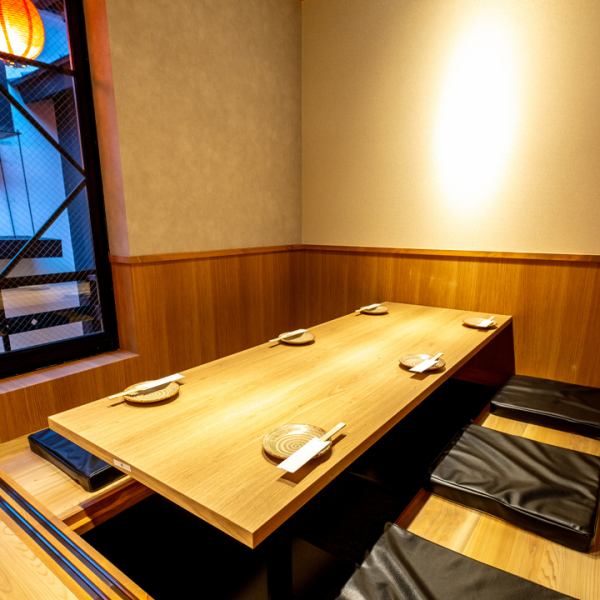 宴会に最適のくつろぎ空間の宴会個室。当店は数あるパターンのお席を全席掘りごたつ席でご用意しております。送別会、歓迎会、宴会に最適のくつろぎ空間の宴会個室や少人数のプライベート空間もございます。雰囲気を楽しみながら各種取り揃えた酒と本格料理をお愉しみください。