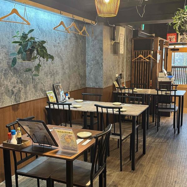 [Various seating options available] Our stylish, yet nostalgic interior offers a variety of seating options, including nine counter seats, three two-seater tables, and one four-seater table.It can be used for a variety of purposes, from single diners to various banquets.