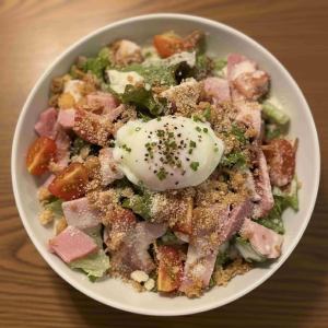 溫暖的球凱撒沙拉