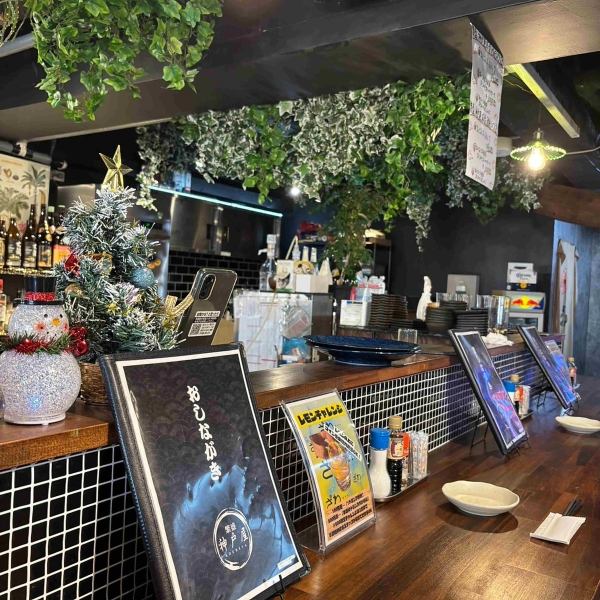 【様々なお席をご用意♪】お洒落でどこか懐かしさを感じる店内にはカウンター席を9席、テーブル席は2名様掛けが3席と4名様掛けが1席など様々なタイプのお席をご用意いたしております。お一人様から各種ご宴会まで様々な用途でご利用いただけます。