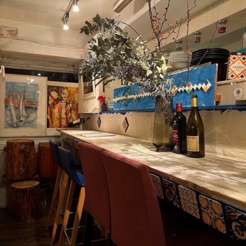 Stylish counter seats.Even if you are alone, you can enjoy your meal while talking to the owner.The store is difficult to enter, but please feel free to come by.[All-you-can-drink private room date birthday anniversary restaurant]