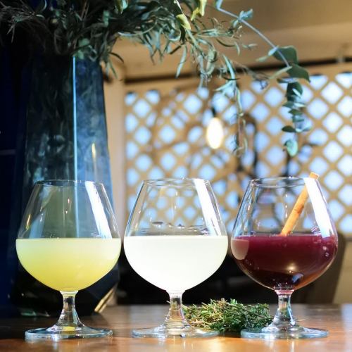 Please try the ``wine-like non-alcoholic drink'' created by the owner sommelier!