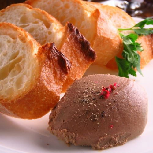 Chicken white liver pate with baguette